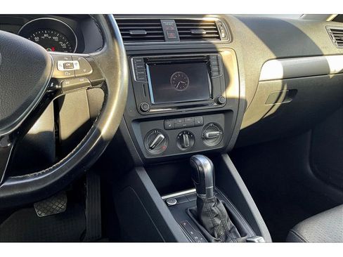 Used 2017 Volkswagen Jetta SE image 9