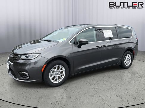 Used 2023 Chrysler Pacifica Touring-L FWD image 2