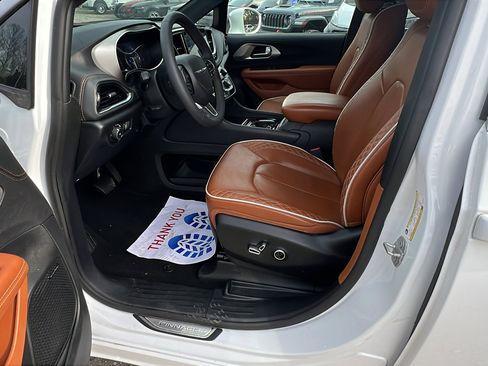 Used 2024 Chrysler Pacifica Pinnacle image 16