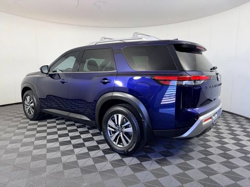 Used 2024 Nissan Pathfinder SL w/ Black Appearance Package FWD image 10