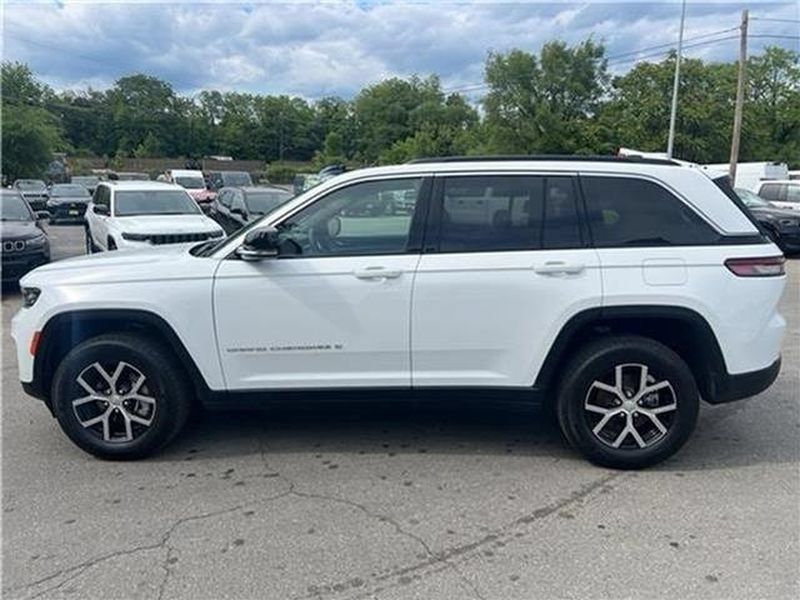 Used 2025 Jeep Grand Cherokee Limited AWD/4WD image 46