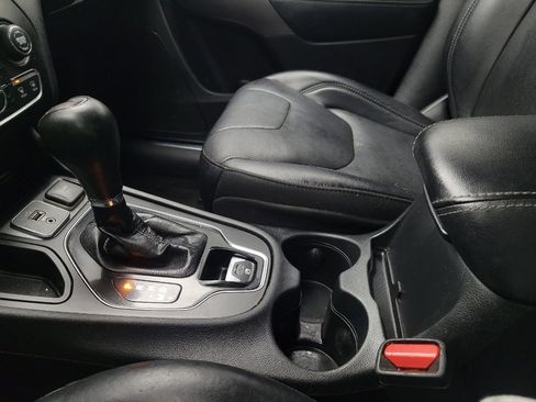 Used 2019 Jeep Cherokee Limited image 26