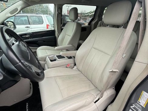 Used 2013 Chrysler Town & Country Touring image 12