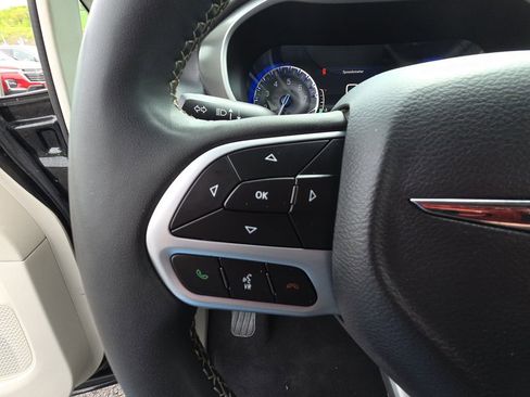 Used 2023 Chrysler Pacifica Touring-L FWD image 18