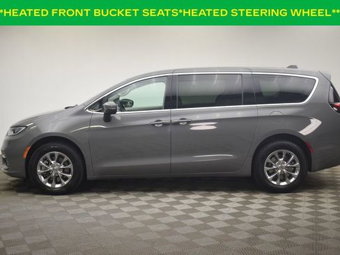 Used 2023 Chrysler Pacifica Touring-L AWD/4WD image 12