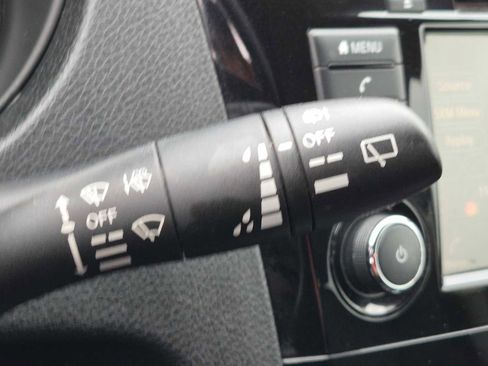Used 2018 Nissan Rogue S AWD/4WD image 12