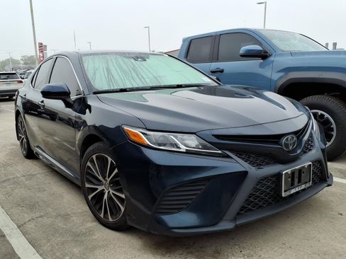 Used 2019 Toyota Camry SE image 1