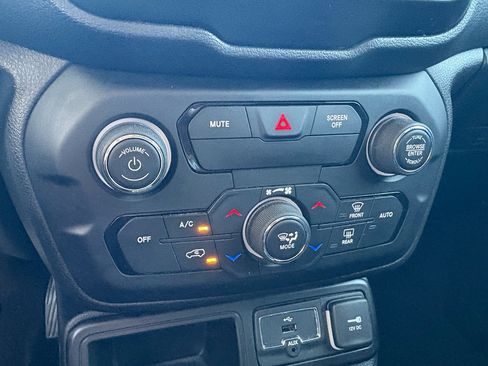 Used 2020 Jeep Renegade Latitude image 18