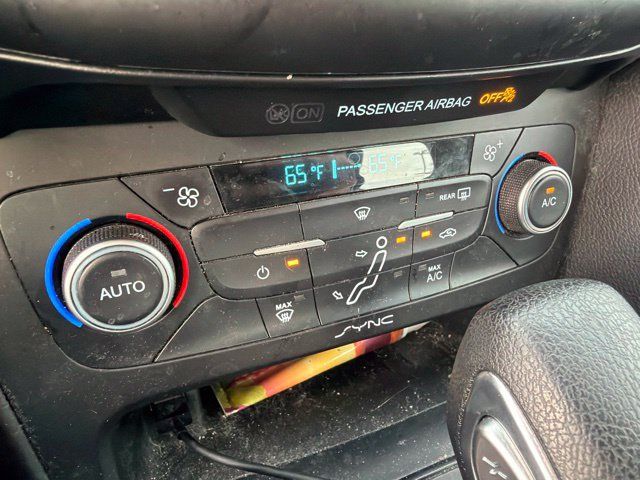 Used 2018 Ford Focus SE w/ SE Appearance Package FWD image 18