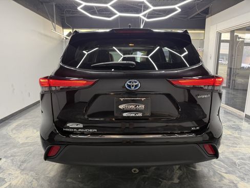 Used 2021 Toyota Highlander XLE AWD/4WD image 8