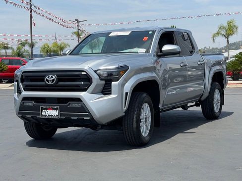 Certified 2025 Toyota Tacoma SR5 AWD/4WD image 4