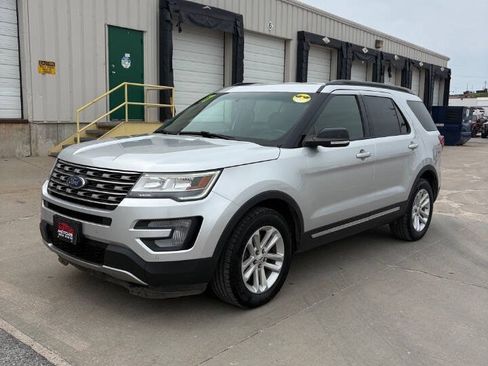 Used 2017 Ford Explorer XLT w/ Equipment Group 202A FWD image 4