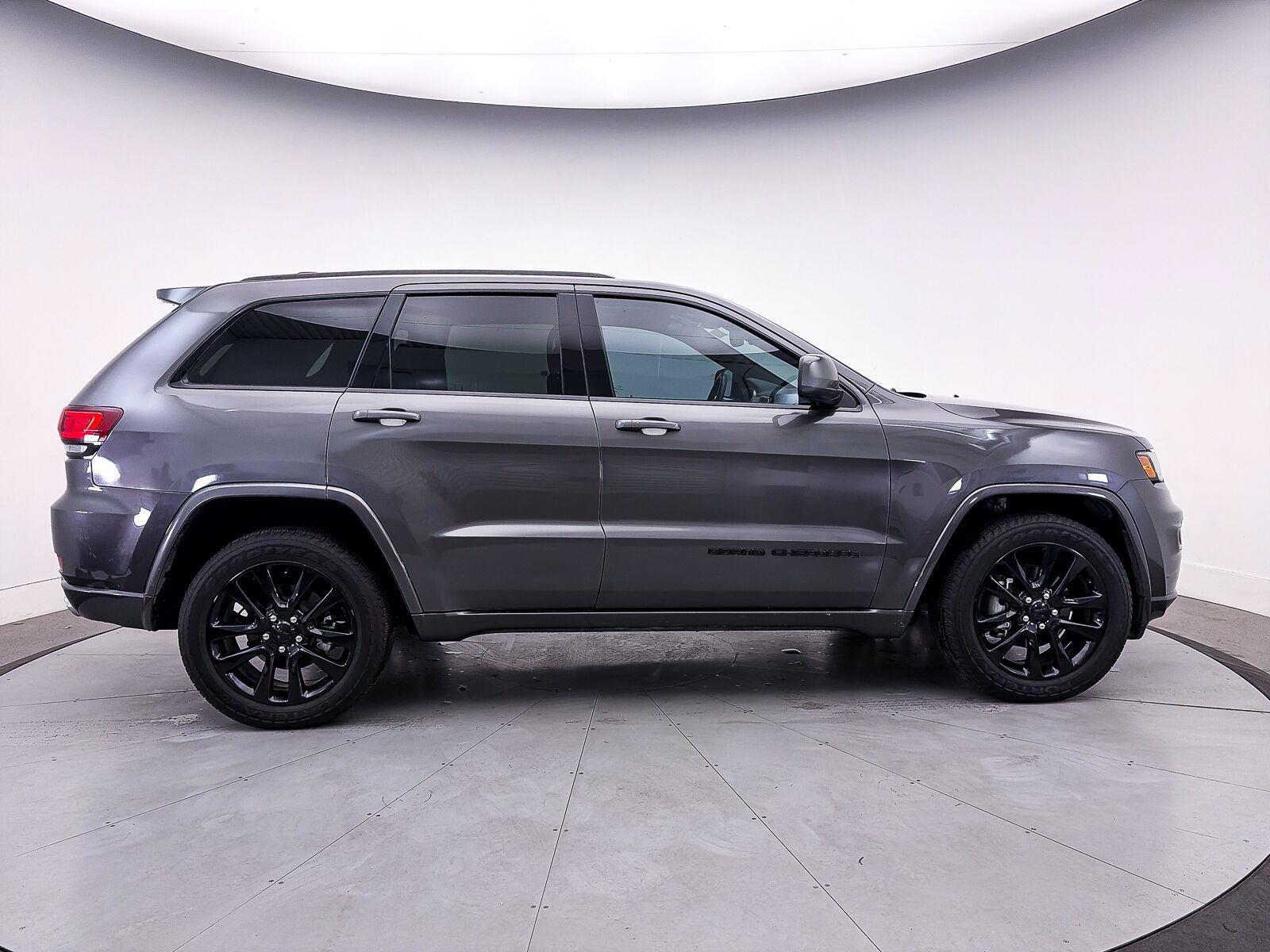 Used 2019 Jeep Grand Cherokee Altitude AWD/4WD image 36