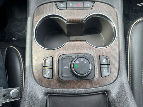 Used 2022 GMC Acadia Denali image 25