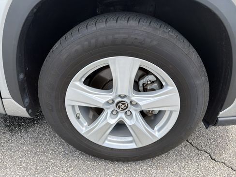 Certified 2025 Toyota Highlander LE FWD image 21