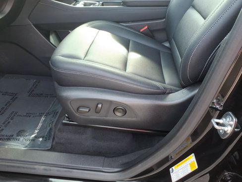 Used 2025 Chevrolet Traverse LT FWD image 11