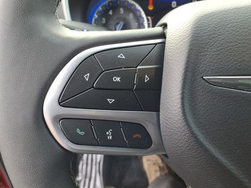 Used 2025 Chrysler Pacifica Select image 17