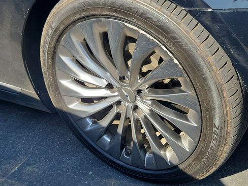 Used 2017 Genesis G90 3.3T Premium RWD image 2