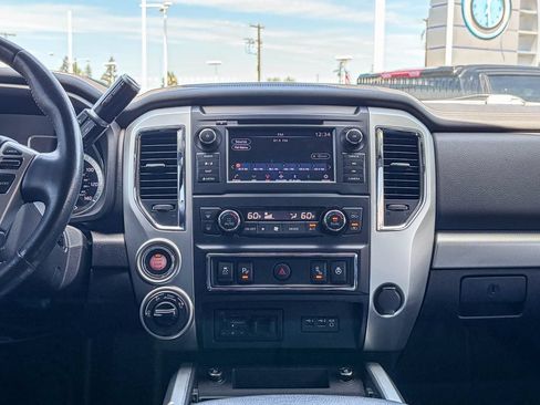 Used 2019 Nissan Titan PRO-4X w/ Pro-4x Convenience Package AWD/4WD image 17