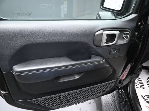 Used 2018 Jeep Wrangler Unlimited Sahara AWD/4WD image 2