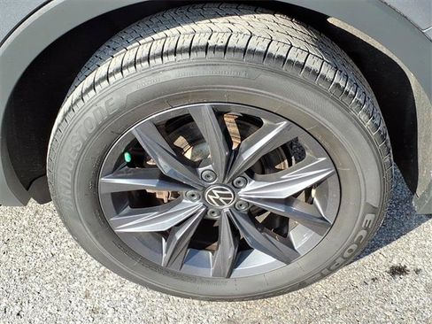 Used 2022 Volkswagen Tiguan SE image 6