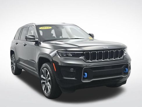 Used 2023 Jeep Grand Cherokee Overland w/ Luxury Tech Group IV AWD/4WD image 3
