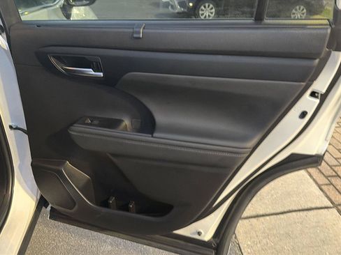 Used 2023 Toyota Highlander XLE FWD image 16