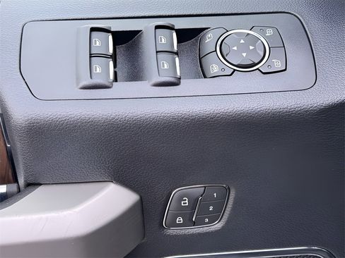 Used 2020 Ford F150 Lariat image 29