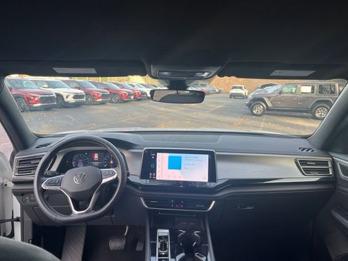 Used 2025 Volkswagen Atlas Cross Sport SE image 29