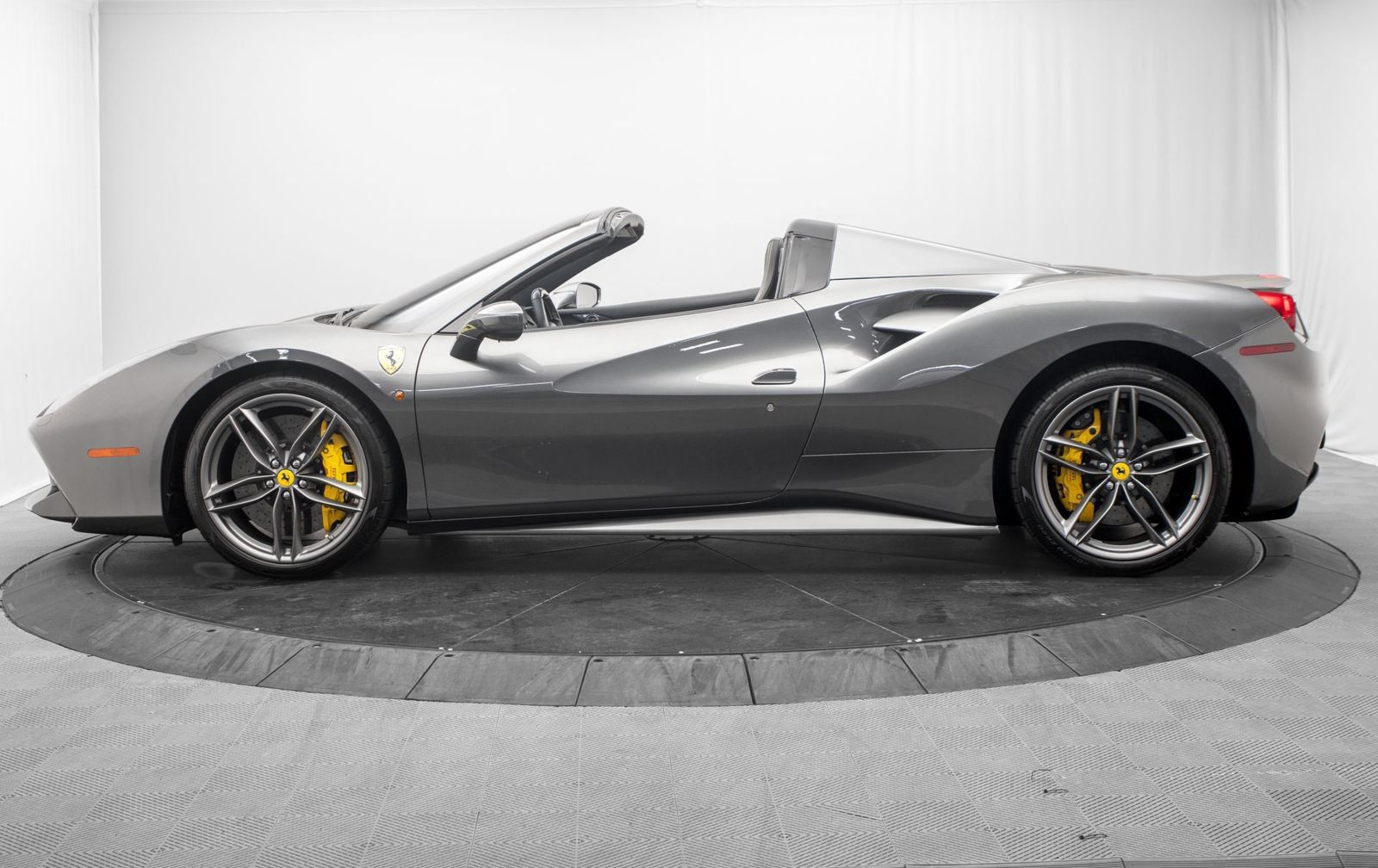 Used 2017 Ferrari 488 Spider RWD image 4