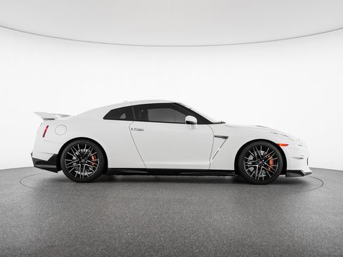 Used 2024 Nissan GT-R Premium w/ Premium Interior Package AWD/4WD image 7
