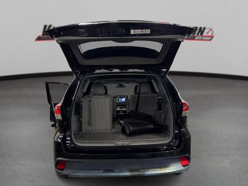 Used 2018 Toyota Highlander XLE image 11