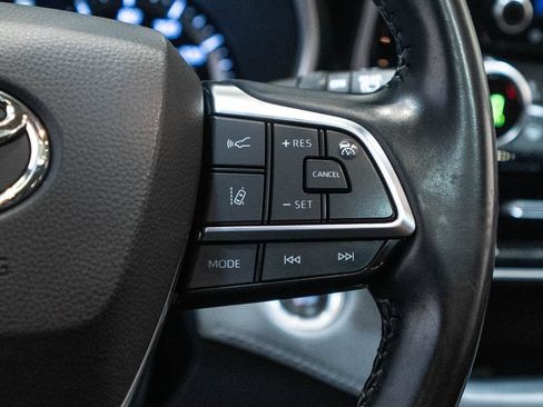 Used 2021 Toyota Highlander XLE AWD/4WD image 19