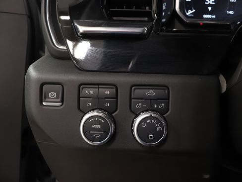 Used 2025 GMC Sierra 1500 SLE AWD/4WD image 19