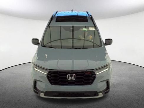 Used 2025 Honda Pilot TrailSport image 2