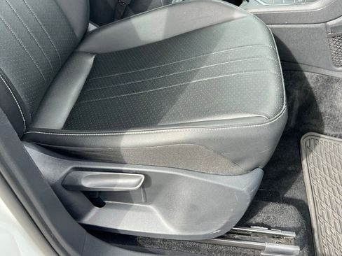 Used 2024 Volkswagen Tiguan SE image 15