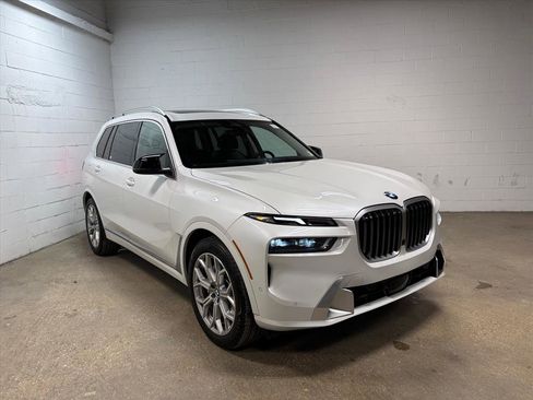 Used 2023 BMW X7 xDrive40i w/ Premium Package image 4