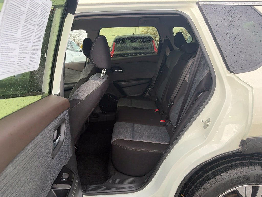 Used 2023 Nissan Rogue SV FWD image 17