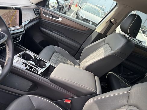 Used 2025 Volkswagen Atlas SEL Premium R-Line AWD/4WD image 31