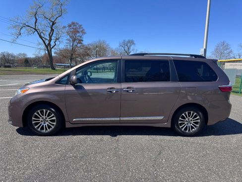 Used 2018 Toyota Sienna XLE w/ XLE Navigation Package image 4