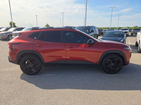 Used 2024 Chevrolet Trax ACTIV w/ Sunroof Package FWD image 2