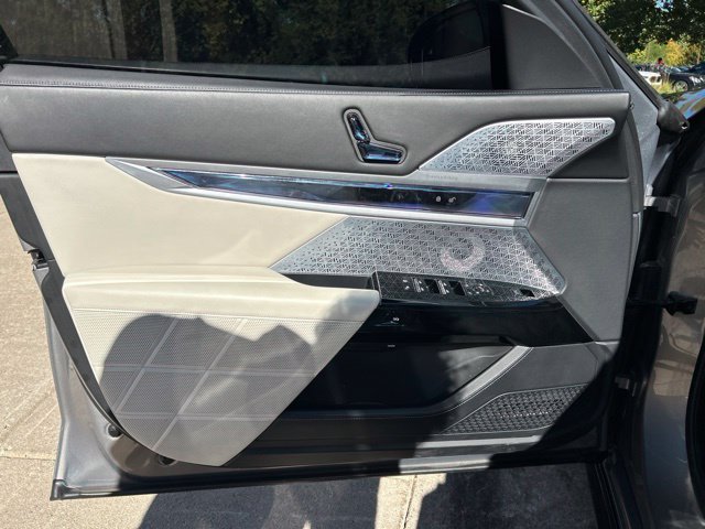 Used 2023 BMW i7 xDrive60 AWD/4WD image 11