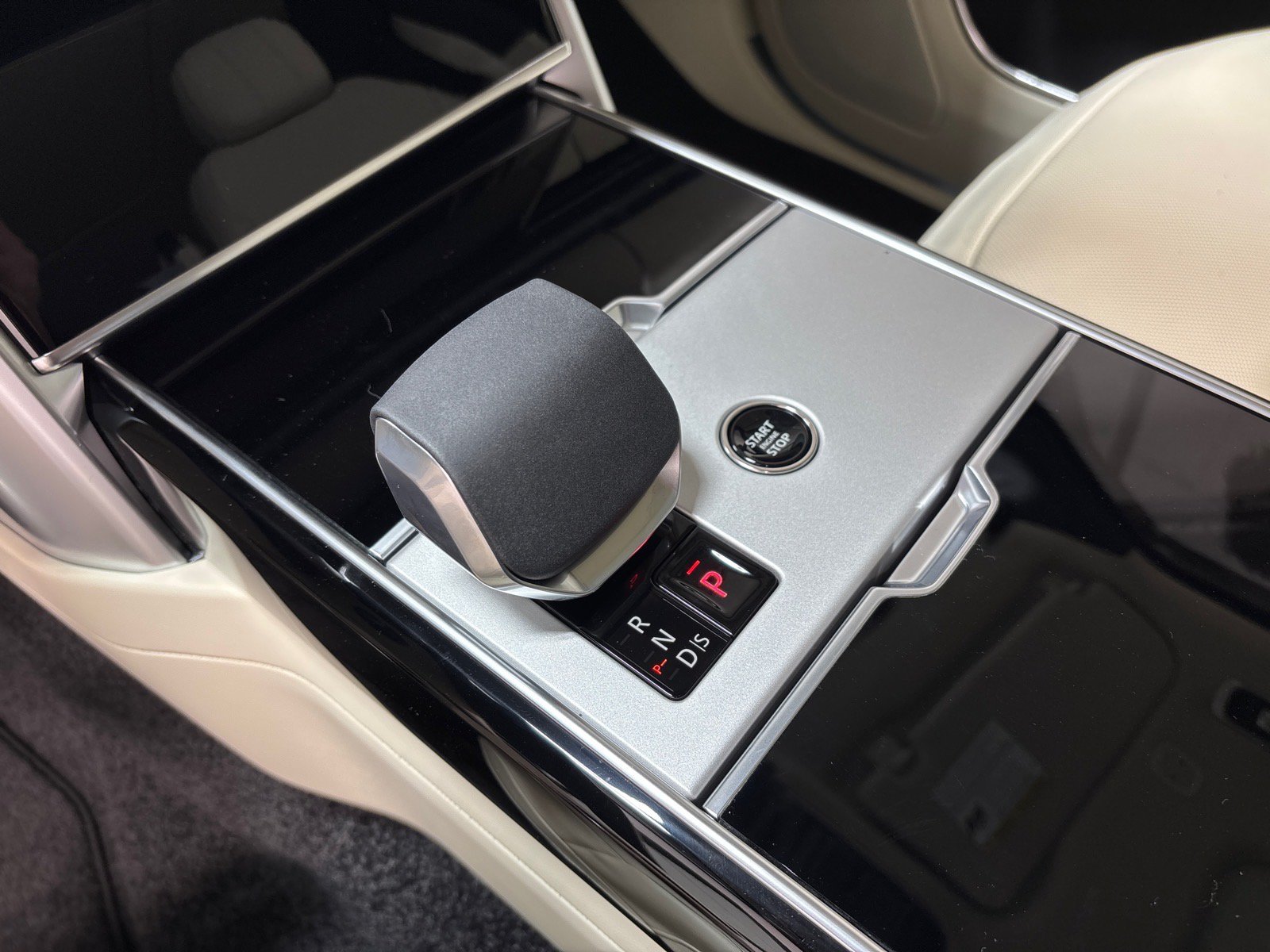 New 2026 Land Rover Range Rover SE AWD/4WD image 15