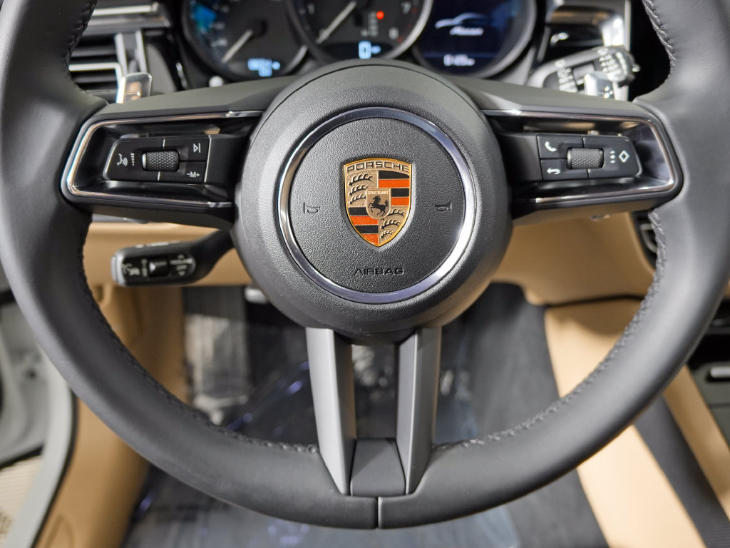 Certified 2025 Porsche Macan AWD/4WD image 26