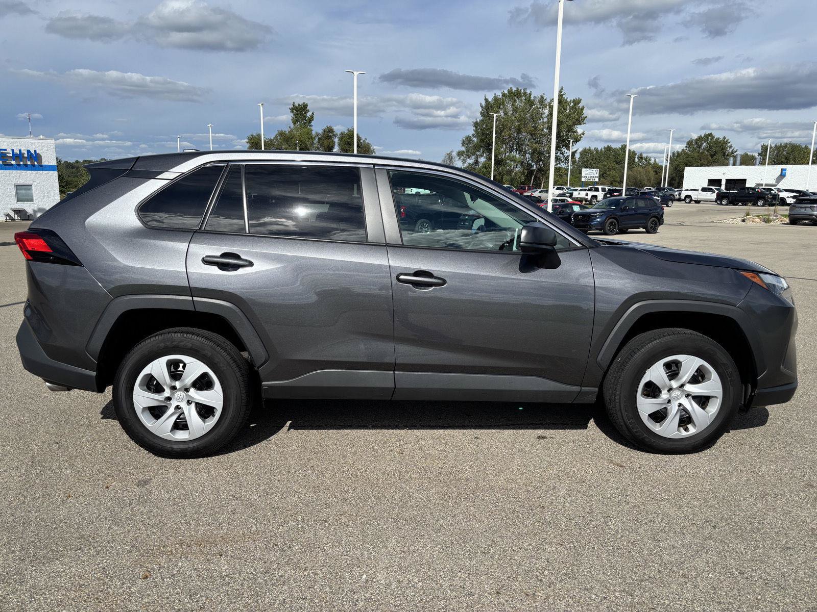 Used 2025 Toyota RAV4 LE AWD/4WD image 4