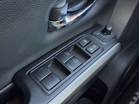 Used 2024 Nissan Titan SV w/ SV Convenience Package image 23