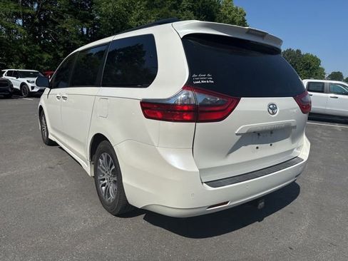 Used 2020 Toyota Sienna XLE Premium FWD image 3