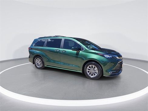 Used 2024 Toyota Sienna XLE image 2