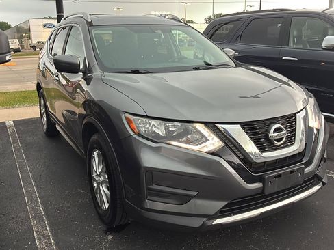 Used 2017 Nissan Rogue SV AWD/4WD image 1