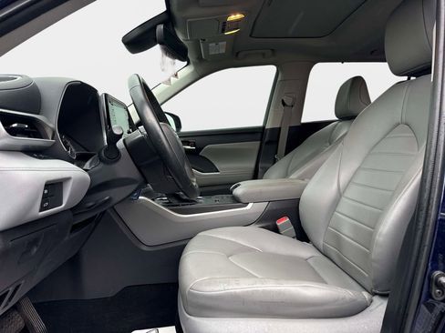 Used 2022 Toyota Highlander XLE image 19